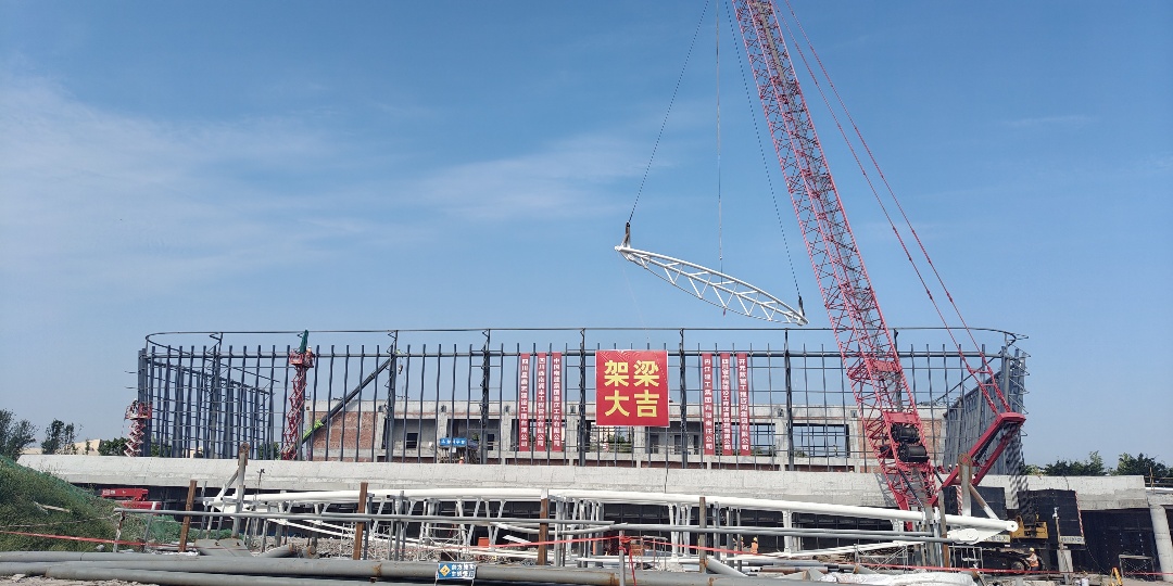 內江市高橋片區全民健身中心項目突破技術難關 36.9米超大跨度鋼結構成功實現吊裝 施工難度和技術要求